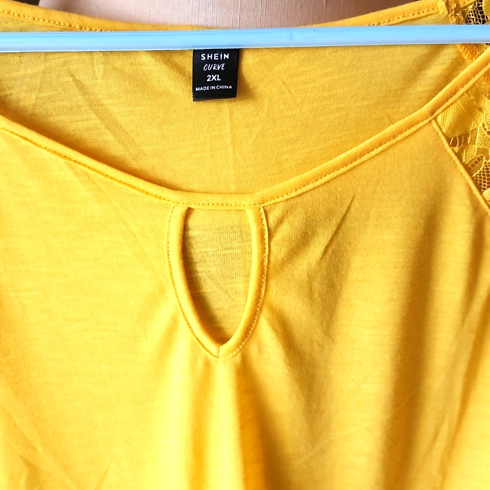 Keyhole Lace Raglan Top - Picture 3 of 4